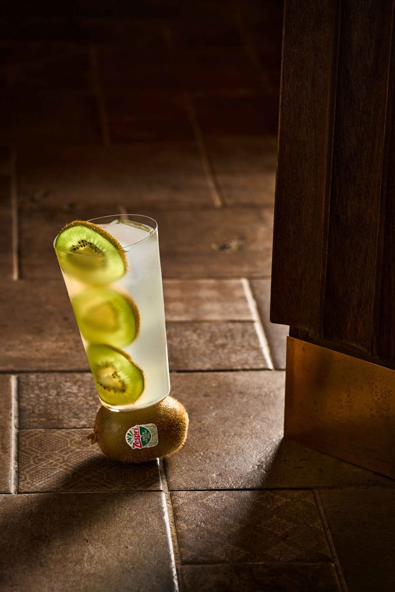 FUGU特色創作「奇異果 Kiwi」，揉合琴酒、野牛草伏特加、奇異果與柚子胡椒辛香層次，風味鮮明。（圖／飯店旅宿業者提供）