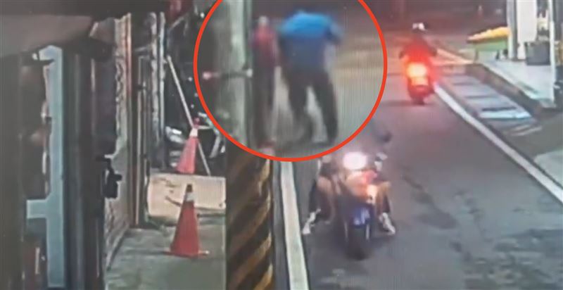 穿著藍色上衣的親姑姑，用細繩將姪女綁在電桿上。（圖／翻攝畫面）