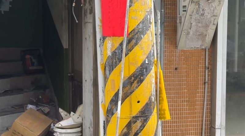 警方獲報到場時，紅衣女已經被鬆綁。（圖／翻攝畫面）