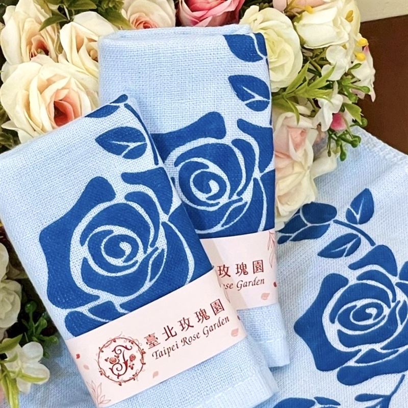 前20名入住「玫好時光」住房專案的房客，可獲得「晶華專屬—花卉造型限量方巾」。（圖／飯店旅宿業者提供）
