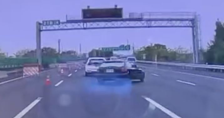 轎車行經南投草屯路段時突然失控偏移。（圖／翻攝自Threads @decocitygroup）