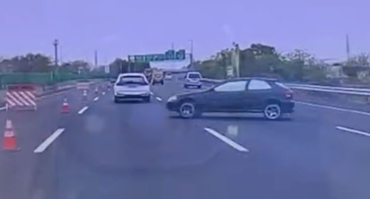 轎車失控打轉甩尾360度一圈。（圖／翻攝自Threads @decocitygroup）