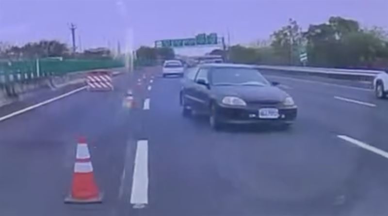 轎車最終逆向停駛在中線車道上。（圖／翻攝自Threads @decocitygroup）