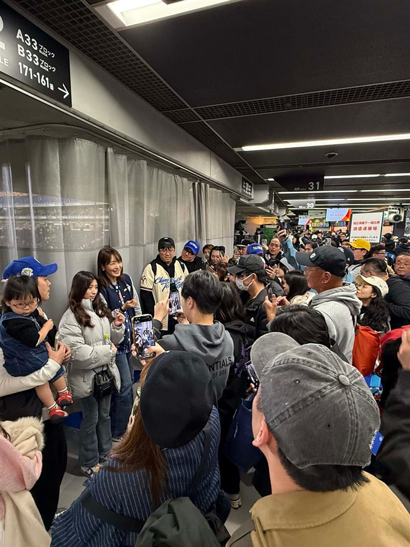 賈永婕被台灣球迷包圍。(圖／翻攝自賈永婕臉書）