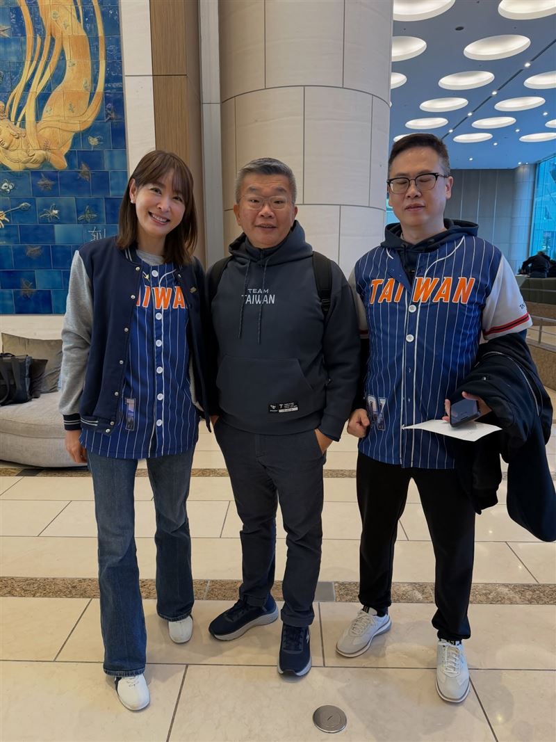 賈永婕與中華職棒會長蔡其昌合影。(圖／翻攝自賈永婕臉書）