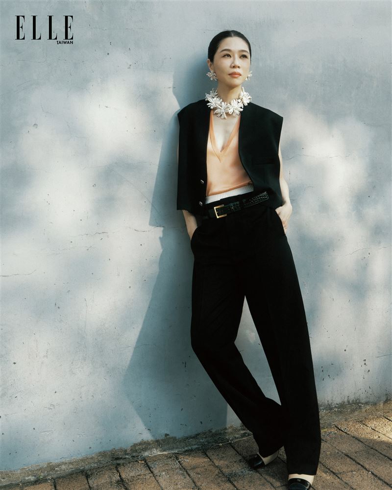 謝盈萱接受雜誌專訪。（圖／EllE提供）