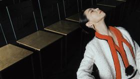 謝盈萱接受雜誌專訪。（圖／EllE提供）