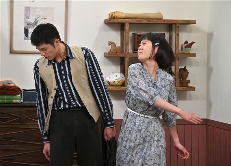 何宜珊（右）和劇中老公王盈凱（左）爭執忍不住呼巴掌。（圖／台視提供）