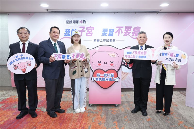 黃建霈（左二）等醫師專家合影。（圖／台灣婦產科醫學會提供）