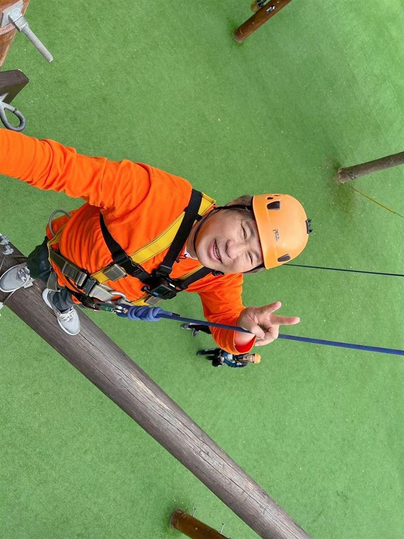 胡瓜挑戰高空木樁。（圖／《下面一位》Youtube）