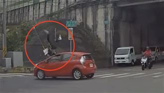 驚悚瞬間曝！台中男遭撞「飛越車頂」重摔