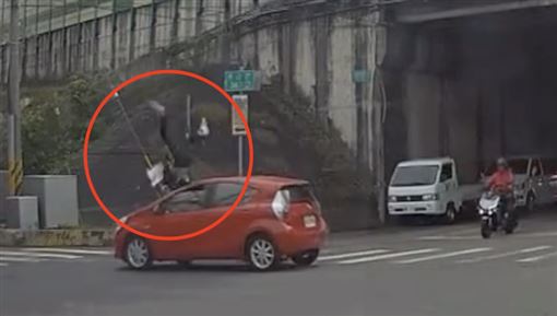 驚悚瞬間曝！台中男遭撞「飛越車頂」重摔
