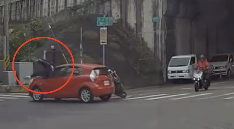 騎士遭撞後飛越轎車車頂、翻滾數圈後摔下。（圖／翻攝自Threads @michael_chang77）