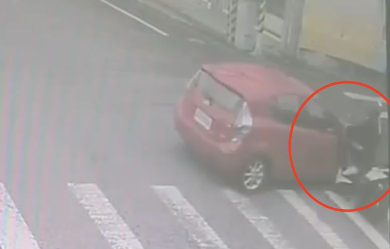 轎車左轉進入中山路360巷時與騎士發生碰撞。（圖／翻攝畫面）