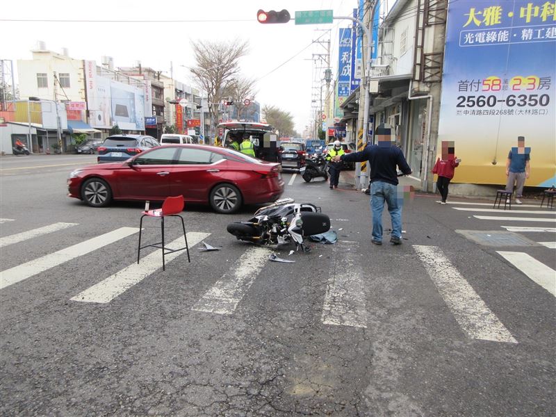 機車騎士行經中山路時與轎車發生碰撞。（圖／翻攝畫面）