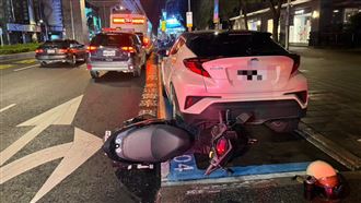 機車自撞路緣再撞2車　騎士險遭公車輾過