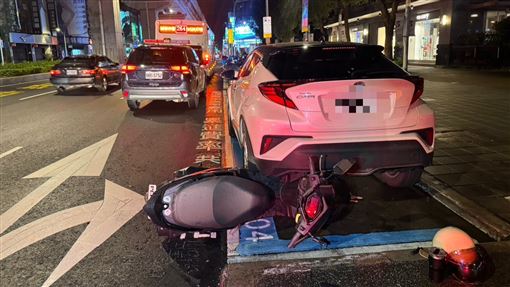 機車自撞路緣再撞2車　騎士險遭公車輾過