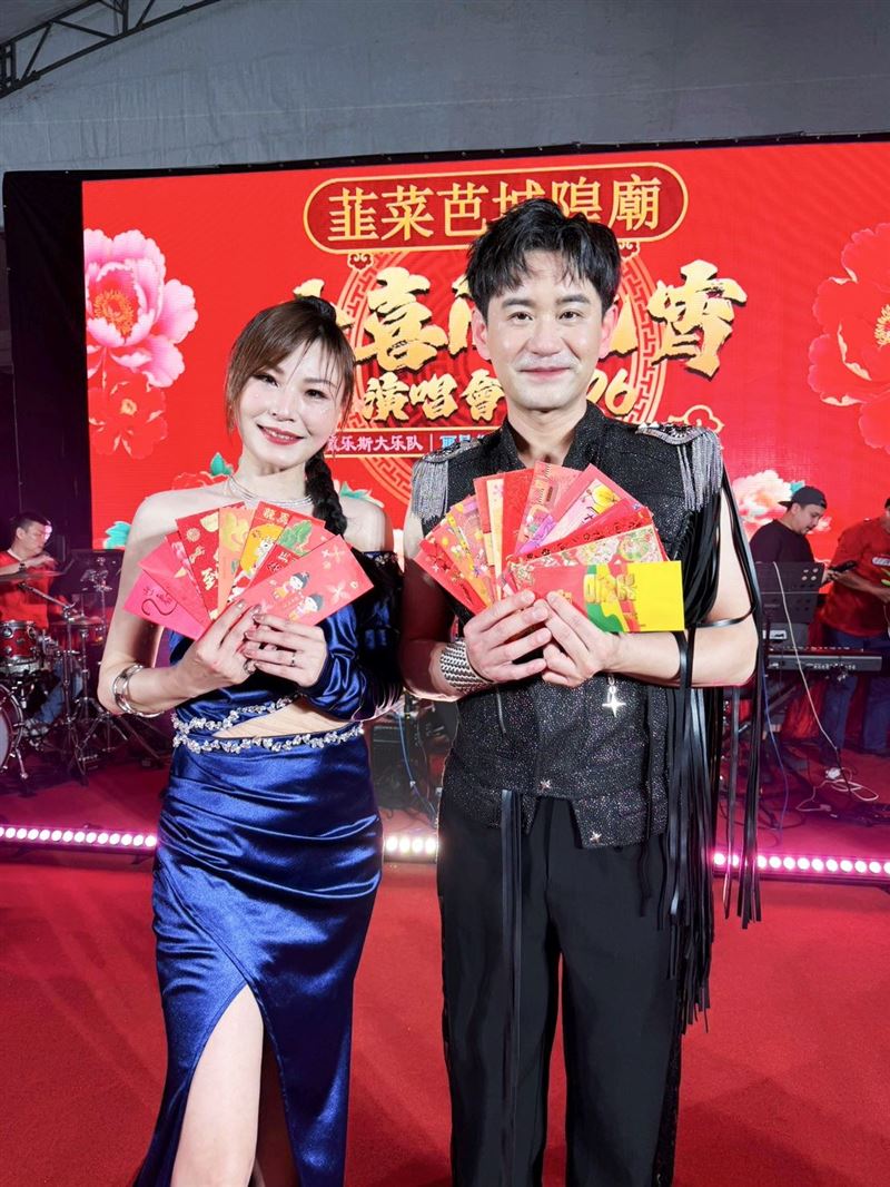 吳俊宏攜手林琇琪新加坡開唱，上百個紅包拿到手軟。（圖／豪記唱片提供）