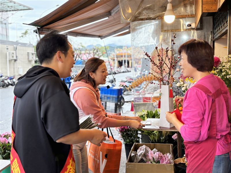 陳乃瑜陪同林子揚，濱江市場掃街拜票
