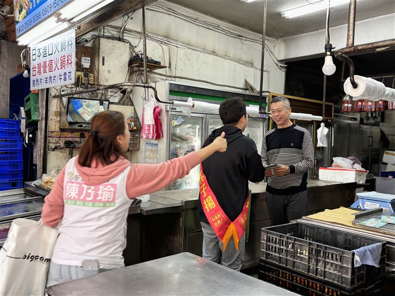 陳乃瑜陪同林子揚，濱江市場掃街拜票