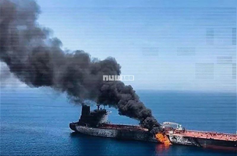 科威特外海一艘油輪爆炸，伊朗革命衛隊出面宣稱飛彈炸毀美國油輪。照片中油輪尚未證實為遭轟炸的美國油輪。（圖／翻攝自X平台@RT_com帳號）