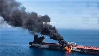 科威特外海一艘油輪爆炸，伊朗革命衛隊出面宣稱飛彈炸毀美國油輪。（圖／翻攝自X平台@RT_com帳號）