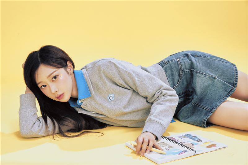 女款翻領半釦式大學T。（圖／品牌業者提供）