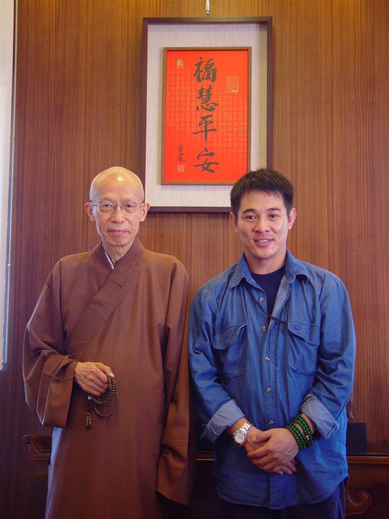 李連杰帶女兒Jada前往法鼓山，與聖嚴法師突破隔時空「久別重逢」。「尋找0號的故事」令人省思。（圖／法鼓山提供、聯合文學提供）