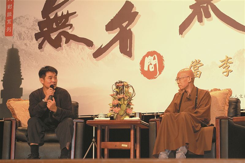 李連杰帶女兒Jada前往法鼓山，與聖嚴法師突破隔時空「久別重逢」。「尋找0號的故事」令人省思。（圖／法鼓山提供、聯合文學提供）