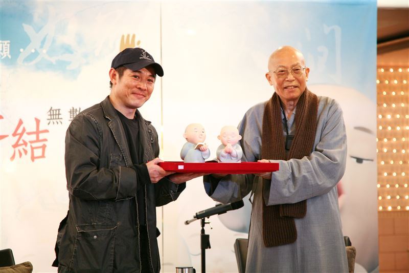 李連杰帶女兒Jada前往法鼓山，與聖嚴法師突破隔時空「久別重逢」。「尋找0號的故事」令人省思。（圖／法鼓山提供、聯合文學提供）