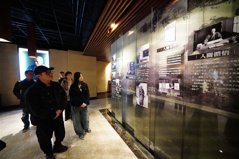 李連杰帶女兒Jada前往法鼓山，與聖嚴法師突破隔時空「久別重逢」。「尋找0號的故事」令人省思。（圖／法鼓山提供、聯合文學提供）