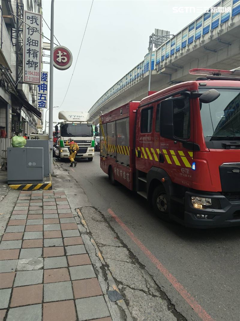 高雄拖板車碰撞機車！女騎士捲車底，下秒巨輪輾過「血染地」慘死。（圖／翻攝畫面）