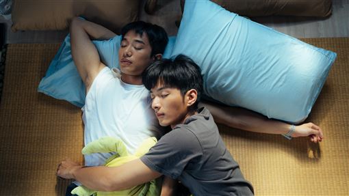 鍾岳軒、初孟軒兄弟變情人！激情熱吻片曝