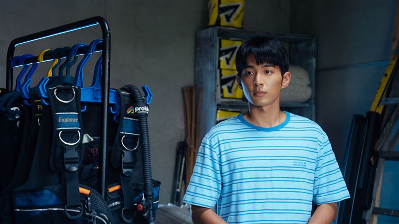 鍾岳軒飾演何向永，前導預告暗藏身分錯置與記憶消退的關鍵伏筆，其角色命運引發觀眾無限揣測。（圖／有意思國際傳媒、犢影制作提供）