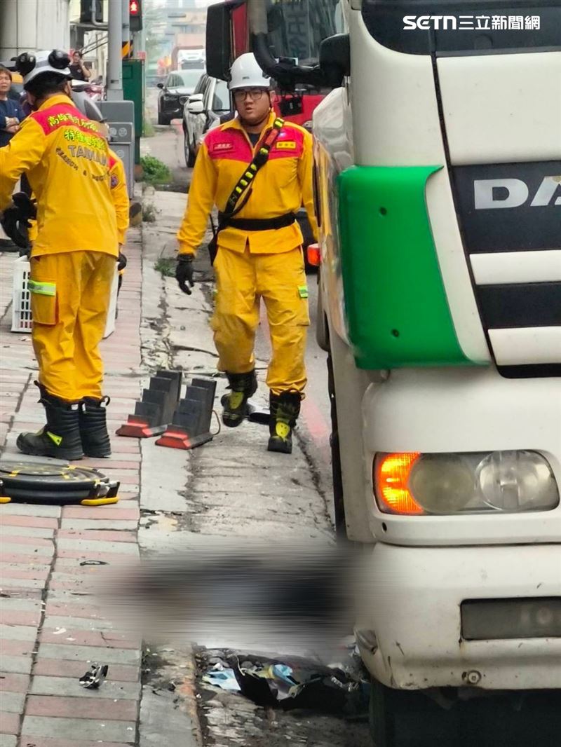 高雄拖板車碰撞機車！女騎士捲車底，下秒巨輪輾過「血染地」慘死。（圖／翻攝畫面）