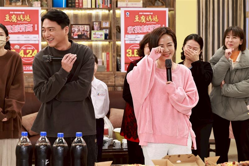 陳仙梅在劇中惡行東窗事發，當眾下跪道歉的重頭戲掀起討論。（圖／民視提供）