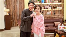 陳仙梅角色太招罵，劇中老公藍葦華（左）在群組開玩笑叫她「退群組」，她秒退讓大家笑翻。（圖／民視提供）