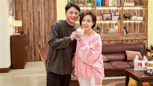 台八女星當眾下跪　尪一句話逼退家族群組