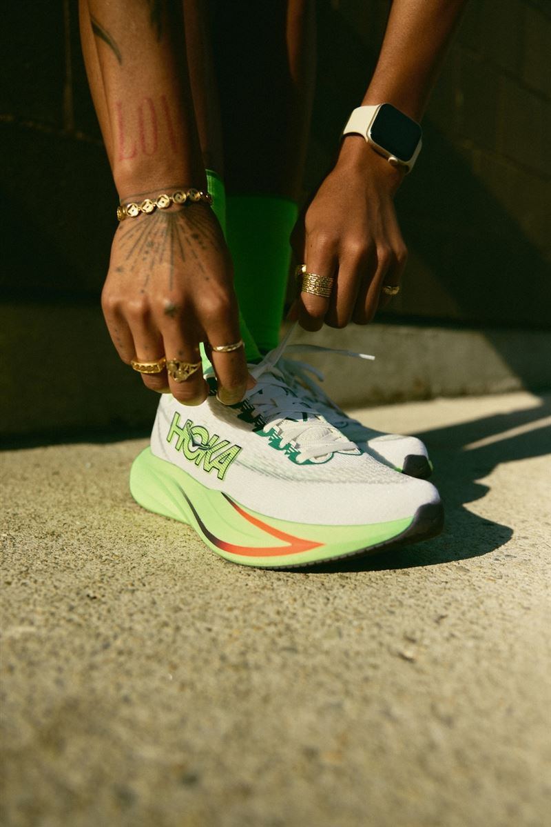 延續Mach系列標誌性的輕量回彈與穩定平衡腳感，透過外底設計全面優化，帶領跑者推進節奏突破最佳表現。（圖／品牌業者提供）