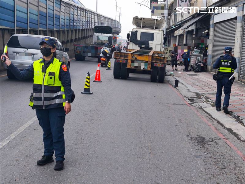 張姓婦人遭大車撞輾，當場失去生命跡象送醫不治。（圖／翻攝畫面）