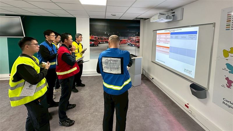 新北市政府消防局7名幹部赴法國消防官高等學院（ENSOSP）參與消防大隊層級指揮作業操作演練前進行情境簡報分工。（圖／翻攝畫面）