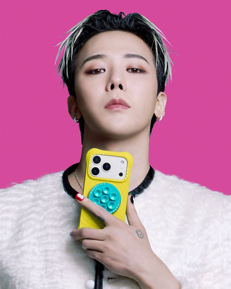 G-DRAGON透過波紋手機殼與磁吸配件的撞色搭配，混搭出更具G-DRAGON個人魅力的造型風格