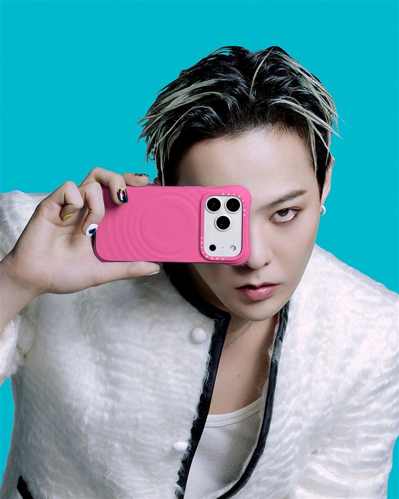 G-DRAGON透過波紋手機殼與磁吸配件的撞色搭配，混搭出更具G-DRAGON個人魅力的造型風格