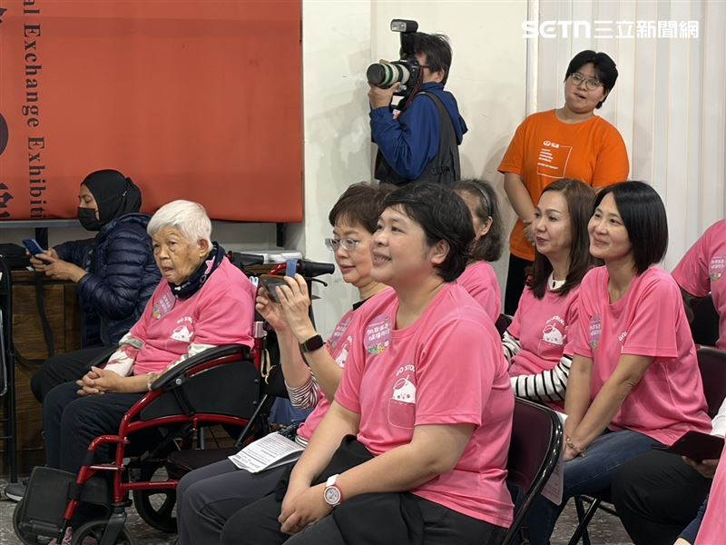 87歲蘇媽媽（左）雖行動不便，仍精神奕奕力挺「2026爺奶Color Walk 肌發活力 健康同行」活動，是最佳代言人。（圖／記者簡浩正攝影）