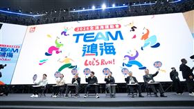 鴻海年薪未破百萬行政Jason，因留看謝金燕表演幸運遞補離場者，爽抱千萬大獎！中獎當下他興奮手抖，老婆卻淡定冷回「可置產」。一夕暴富的他仍搭捷運、吃路邊攤，不改平民作風。圖為2026年「鴻海運動嘉年華」（圖／鴻海提供） 