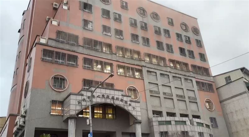 新竹市身心障礙福利服務大樓，今（5日）傍晚發生火警。（圖／翻攝畫面）