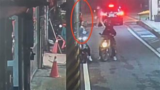 紅衣,電線桿,新竹,路邊（圖／翻攝畫面）