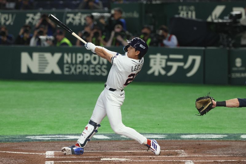 2026世界棒球經典賽（WBC）C組預賽5日開打，韓國隊晚間首戰在東京巨蛋交手捷克，韓國隊長李政厚（圖）首局順利敲安