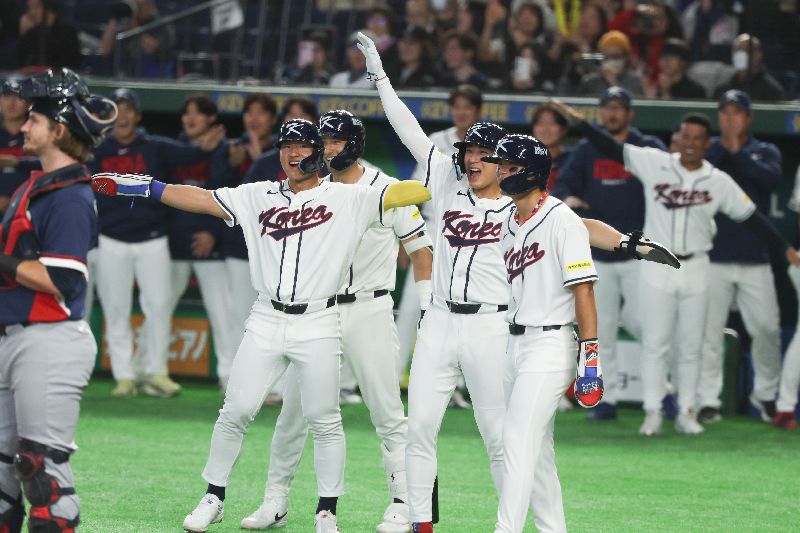 世界棒球經典賽（WBC）C組預賽5日起在日本東京巨蛋登場，晚間賽事由韓國隊與捷克交手，韓國打者文保景首局就轟滿貫砲，隊友李政厚（右2）、金倒永（右）、安賢民（右4）在本壘迎接文保景回來