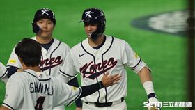 WBC捷韓戰，韓國隊游擊手惠特柯布（Shay Whitcomb）炸裂2分砲。（圖／特派記者劉彥池攝影）